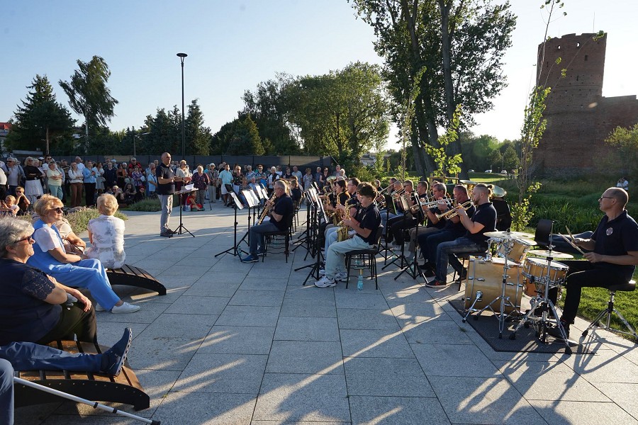 Miejska Orkiestra Dęta zagrała w nowym miejscu. Koncert nad Łydynią